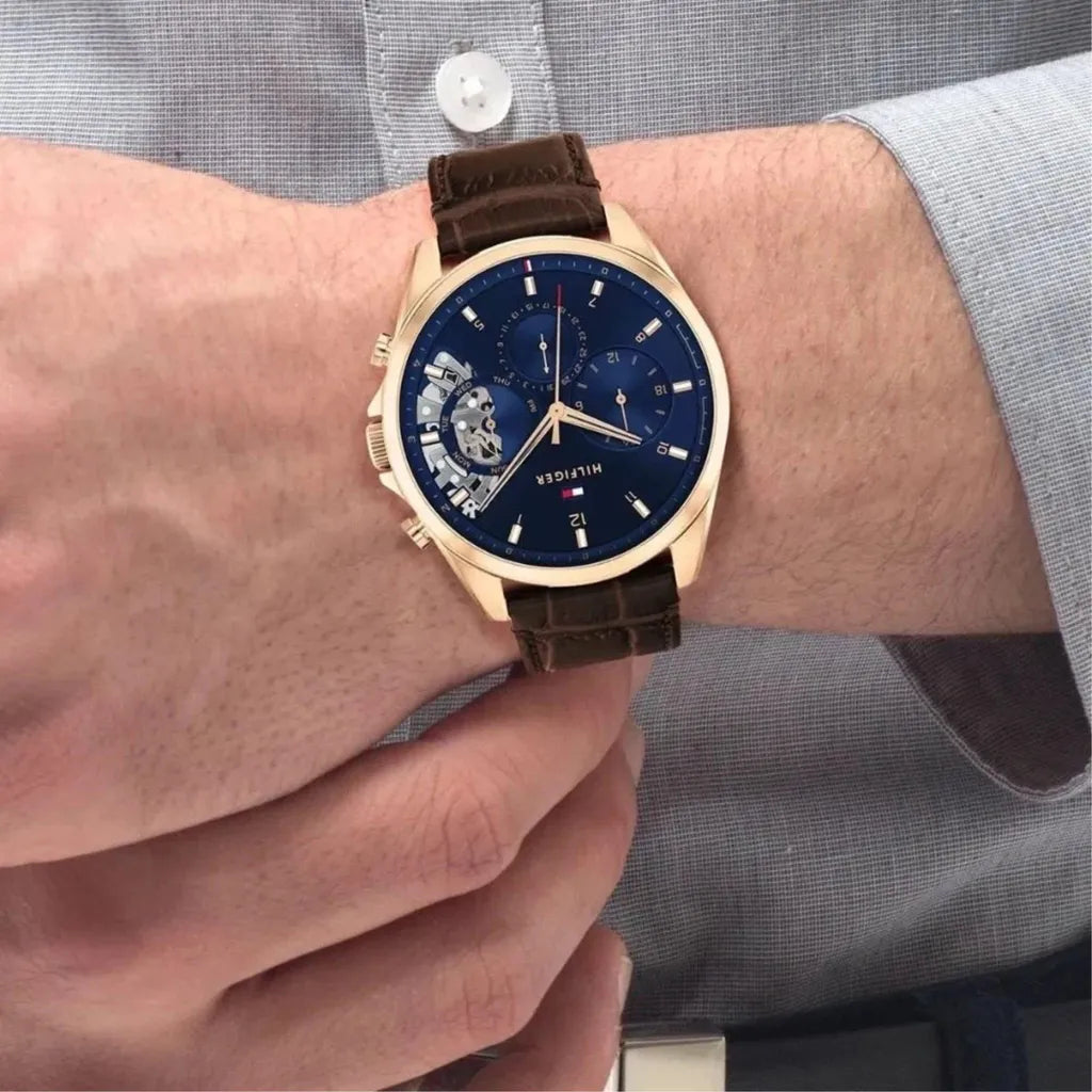 tommy-hilfiger-baker-herrenuhr-1710453-or-teilskelettiert-blau-or-rosegoldenes-gehause-and-braunes-lederarmband-markenuhren-jlr-design-5 - JLR Design