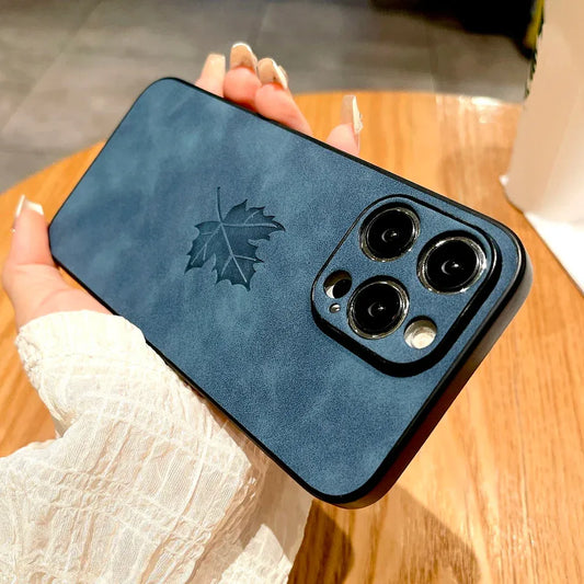 komfortable-lederhulle-mit-ahornblatt-fur-iphone-12-13-14-15-16-minipluspropromax-handyhulle-jlr-design-1 - JLR Design