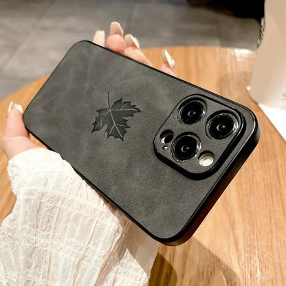 komfortable-lederhulle-mit-ahornblatt-fur-iphone-12-13-14-15-16-minipluspropromax-handyhulle-jlr-design-10 - JLR Design