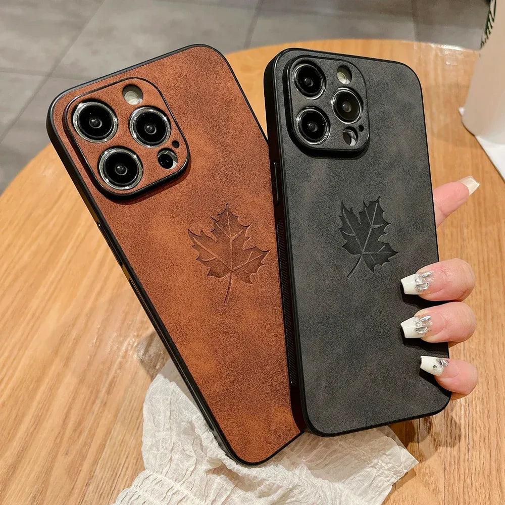 komfortable-lederhulle-mit-ahornblatt-fur-iphone-12-13-14-15-16-minipluspropromax-handyhulle-jlr-design-2 - JLR Design