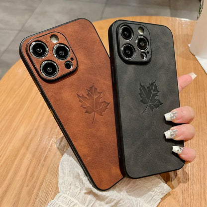 komfortable-lederhulle-mit-ahornblatt-fur-iphone-12-13-14-15-16-minipluspropromax-handyhulle-jlr-design-2 - JLR Design