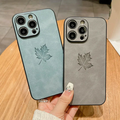 komfortable-lederhulle-mit-ahornblatt-fur-iphone-12-13-14-15-16-minipluspropromax-handyhulle-jlr-design-3 - JLR Design