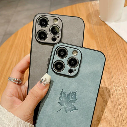 komfortable-lederhulle-mit-ahornblatt-fur-iphone-12-13-14-15-16-minipluspropromax-handyhulle-jlr-design-4 - JLR Design