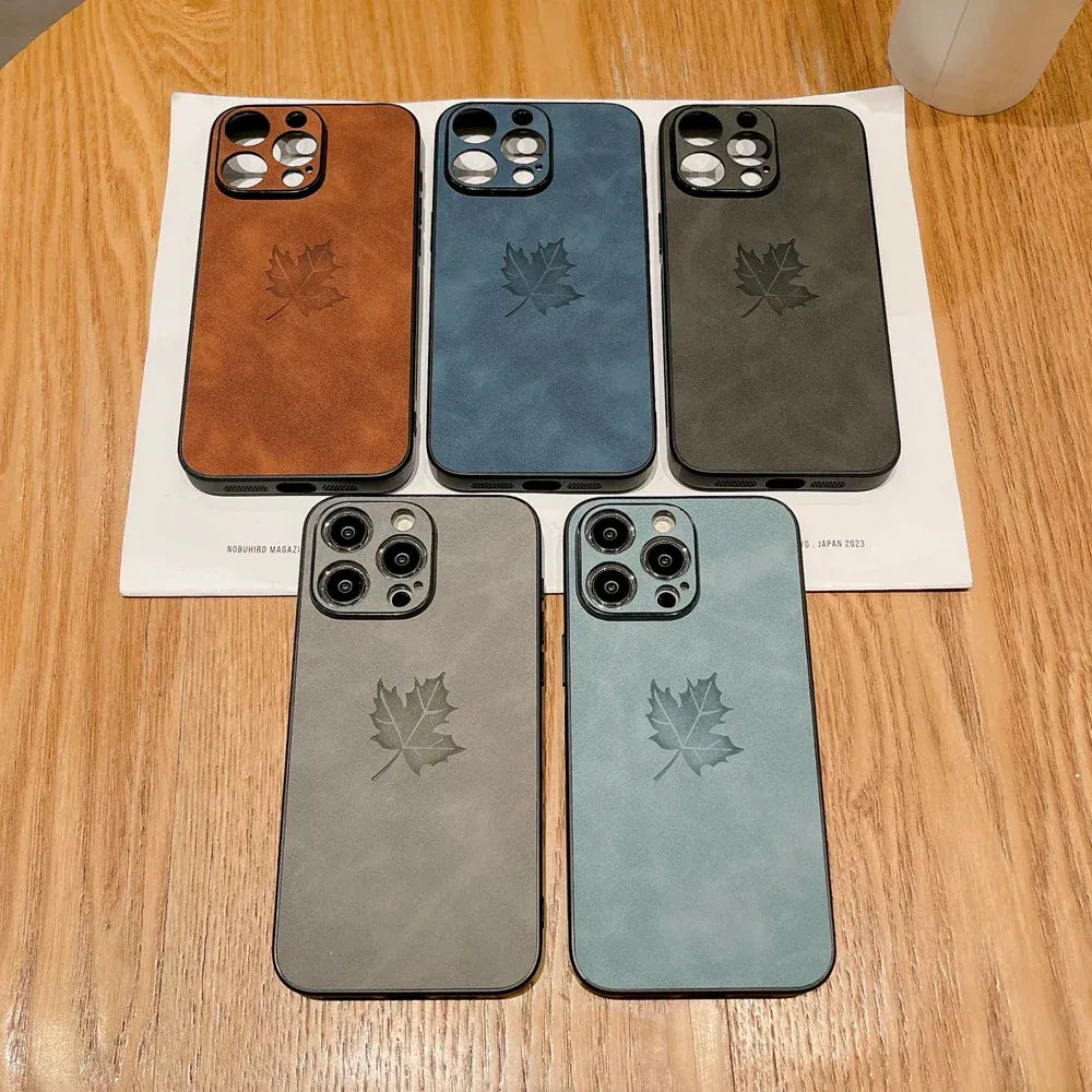 komfortable-lederhulle-mit-ahornblatt-fur-iphone-12-13-14-15-16-minipluspropromax-handyhulle-jlr-design-5 - JLR Design