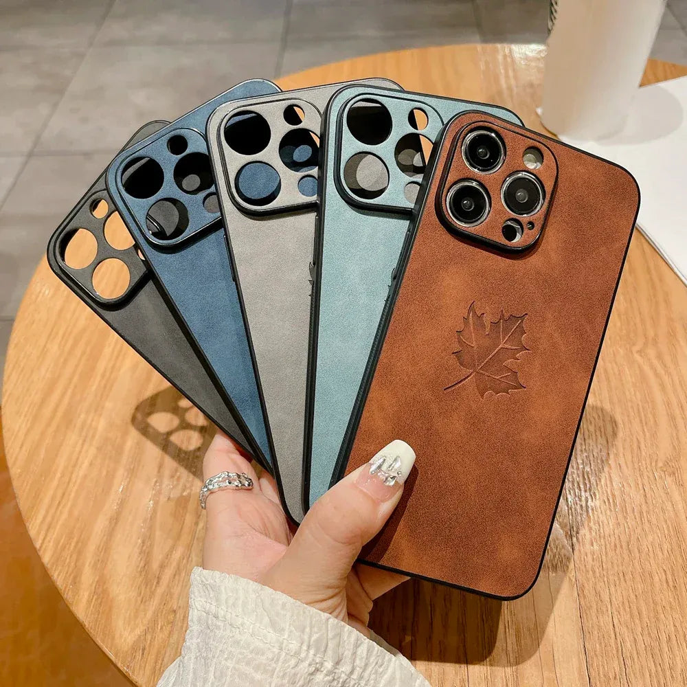 komfortable-lederhulle-mit-ahornblatt-fur-iphone-12-13-14-15-16-minipluspropromax-handyhulle-jlr-design-6 - JLR Design