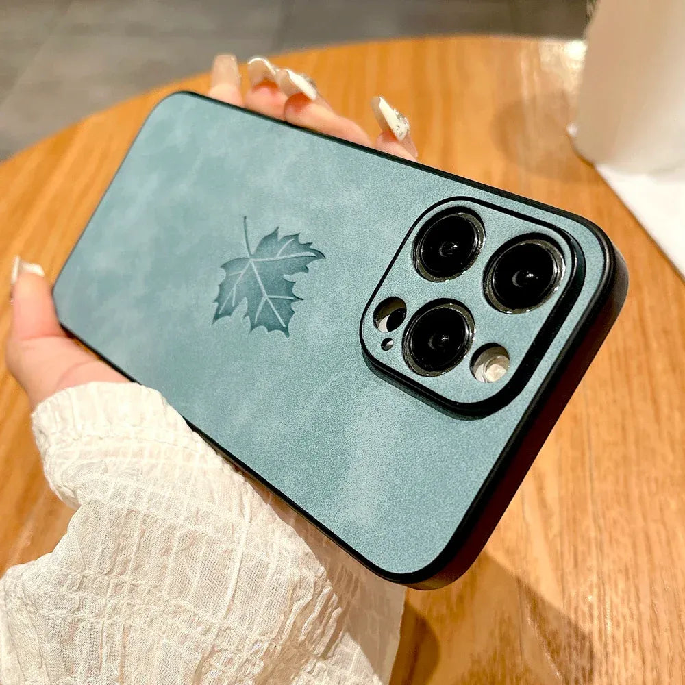 komfortable-lederhulle-mit-ahornblatt-fur-iphone-12-13-14-15-16-minipluspropromax-handyhulle-jlr-design-7 - JLR Design