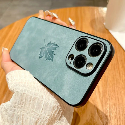 komfortable-lederhulle-mit-ahornblatt-fur-iphone-12-13-14-15-16-minipluspropromax-handyhulle-jlr-design-7 - JLR Design