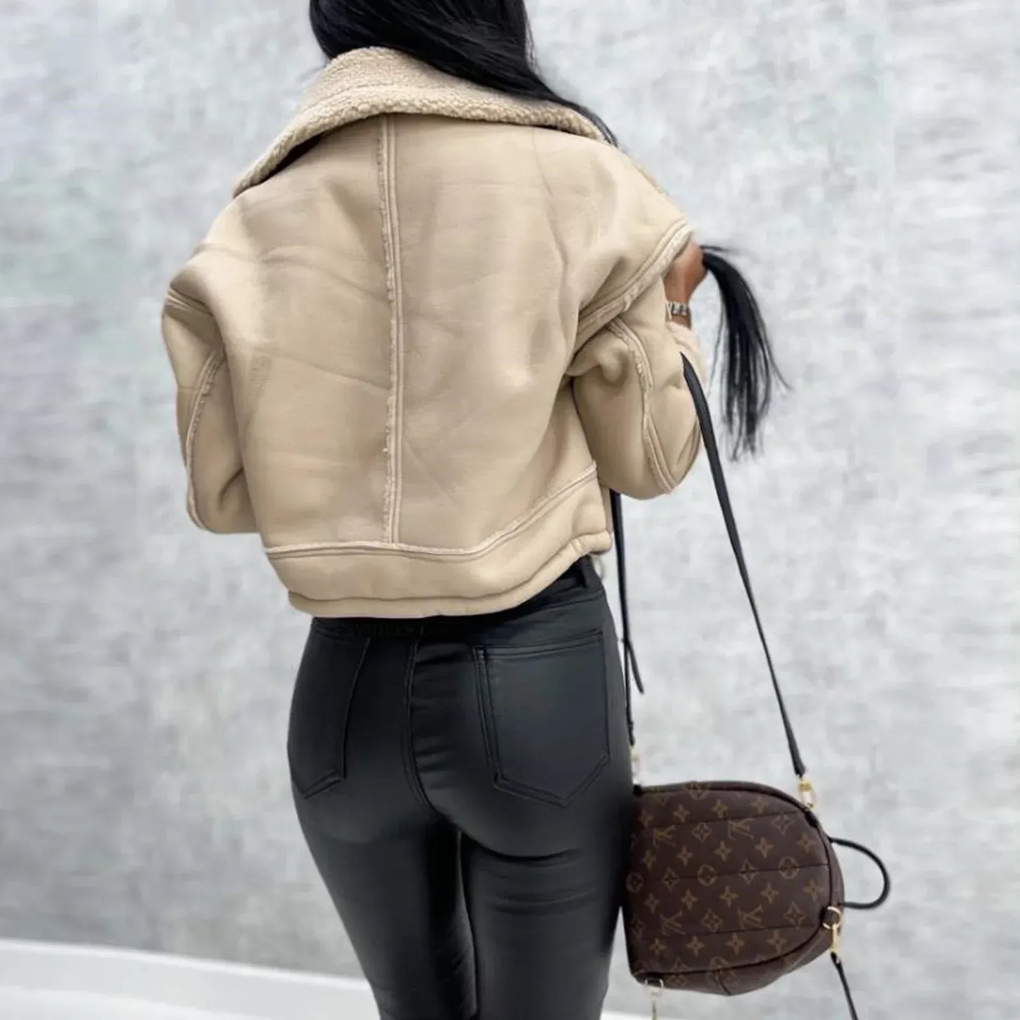 kurze-bikerjacke-in-lammfell-optik-stylische-faux-leather-jacke-fur-damen-jacke-jlr-design-14 - JLR Design