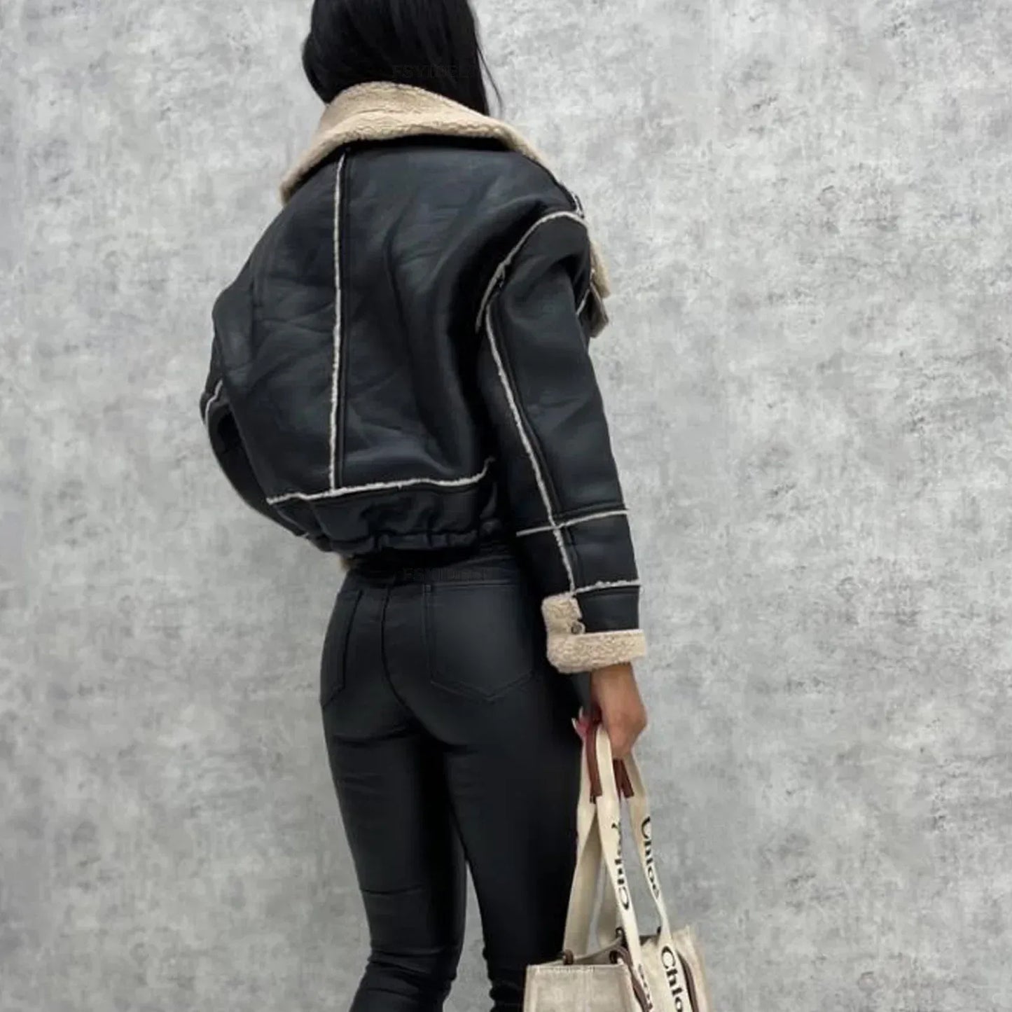kurze-bikerjacke-in-lammfell-optik-stylische-faux-leather-jacke-fur-damen-jacke-jlr-design-2 - JLR Design