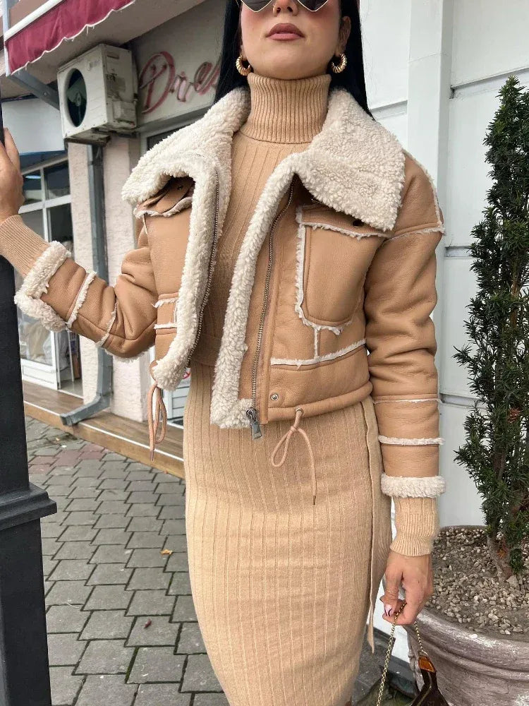 kurze-bikerjacke-in-lammfell-optik-stylische-faux-leather-jacke-fur-damen-jacke-jlr-design-3 - JLR Design