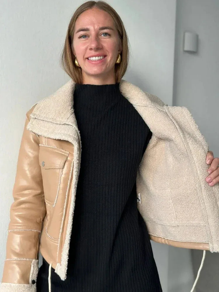 kurze-bikerjacke-in-lammfell-optik-stylische-faux-leather-jacke-fur-damen-jacke-jlr-design-6 - JLR Design
