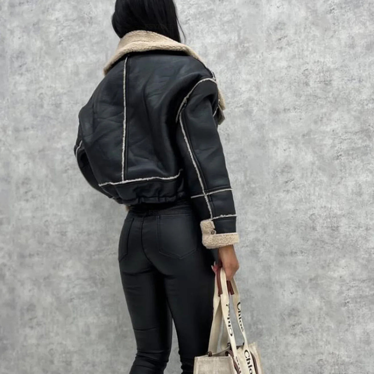 kurze-bikerjacke-in-lammfell-optik-stylische-faux-leather-jacke-fur-damen-jacke-jlr-design-jlr-design-de-10 - JLR Design