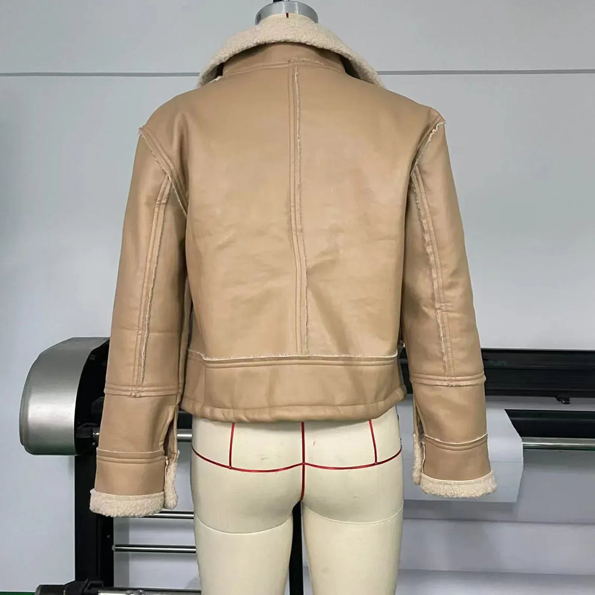 kurze-bikerjacke-in-lammfell-optik-stylische-faux-leather-jacke-fur-damen-jacke-jlr-design-jlr-design-de-19 - JLR Design