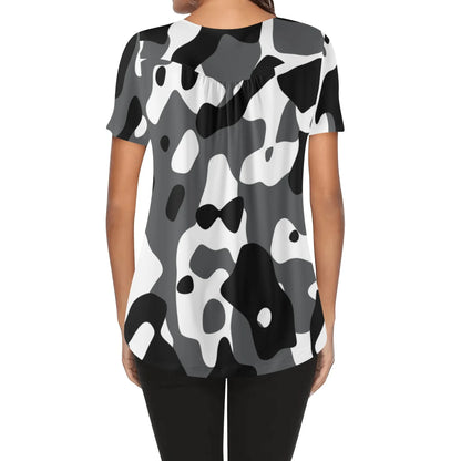 lockere-bluse-mit-u-ausschnitt-und-kurzen-armeln-fur-damen-schwarz-grau-weiss-camouflage-bluse-jlr-design-2 - JLR Design