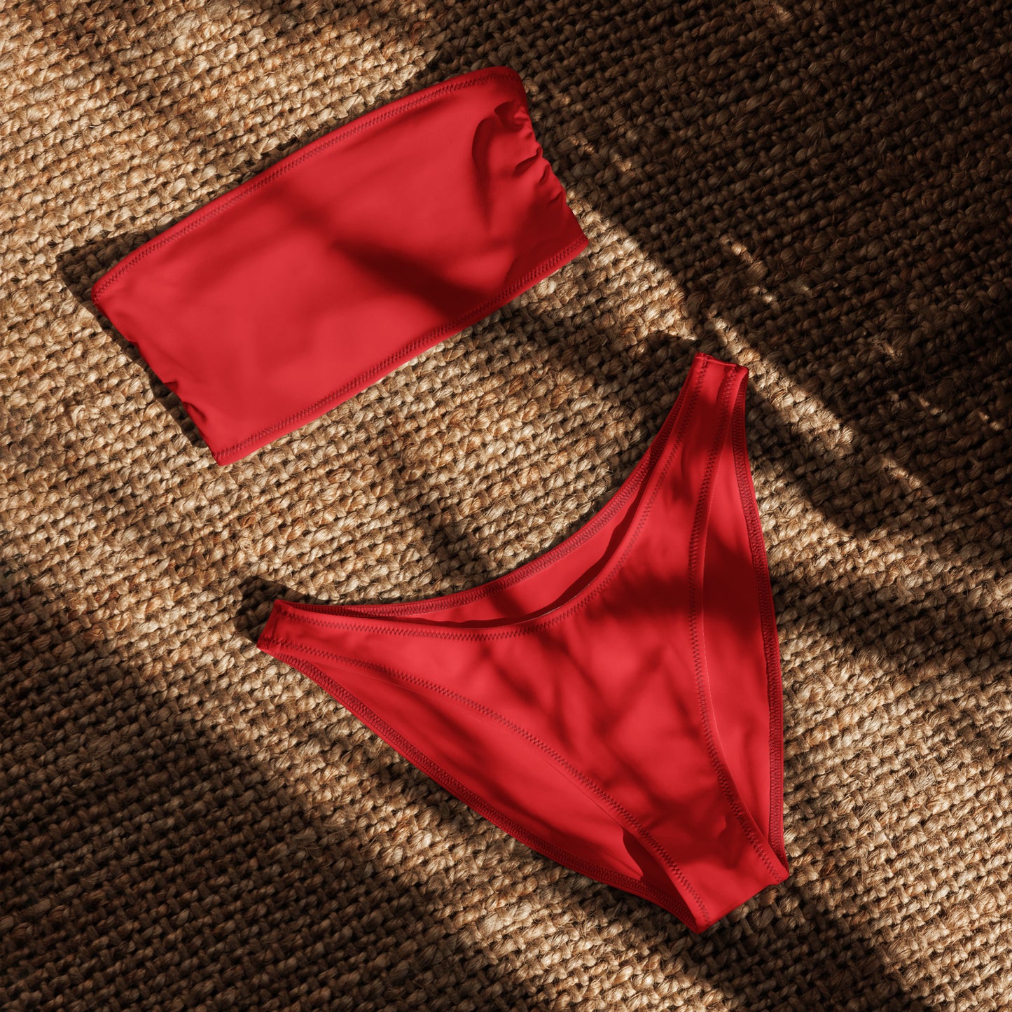 nachhaltiger-bandeau-bikini-alizarinrot-recyceltes-material-mit-allover-druck-bikini-jlr-design-4 - JLR Design