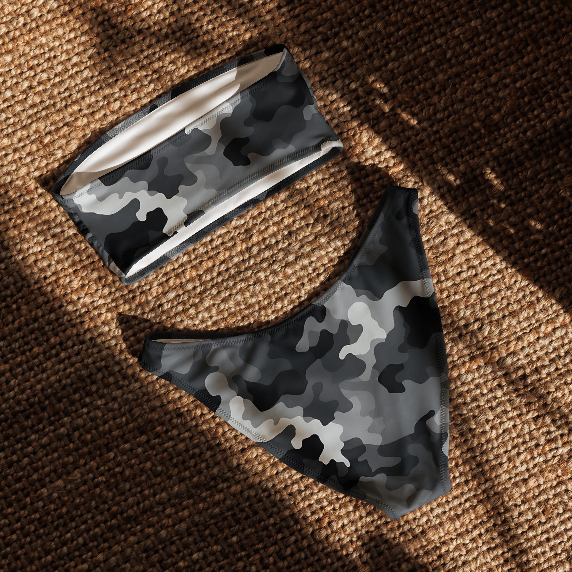 nachhaltiger-bandeau-bikini-black-camouflage-v4-recyceltes-material-mit-allover-druck-bikini-jlr-design-4 - JLR Design