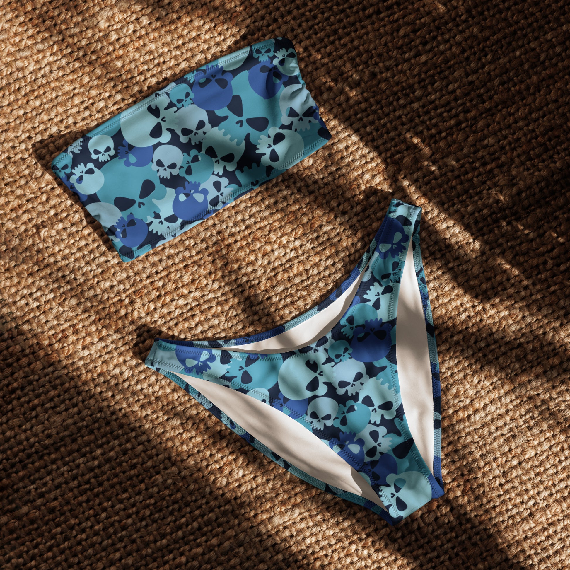 nachhaltiger-bandeau-bikini-blue-skull-recyceltes-material-mit-allover-druck-bikini-jlr-design-4 - JLR Design