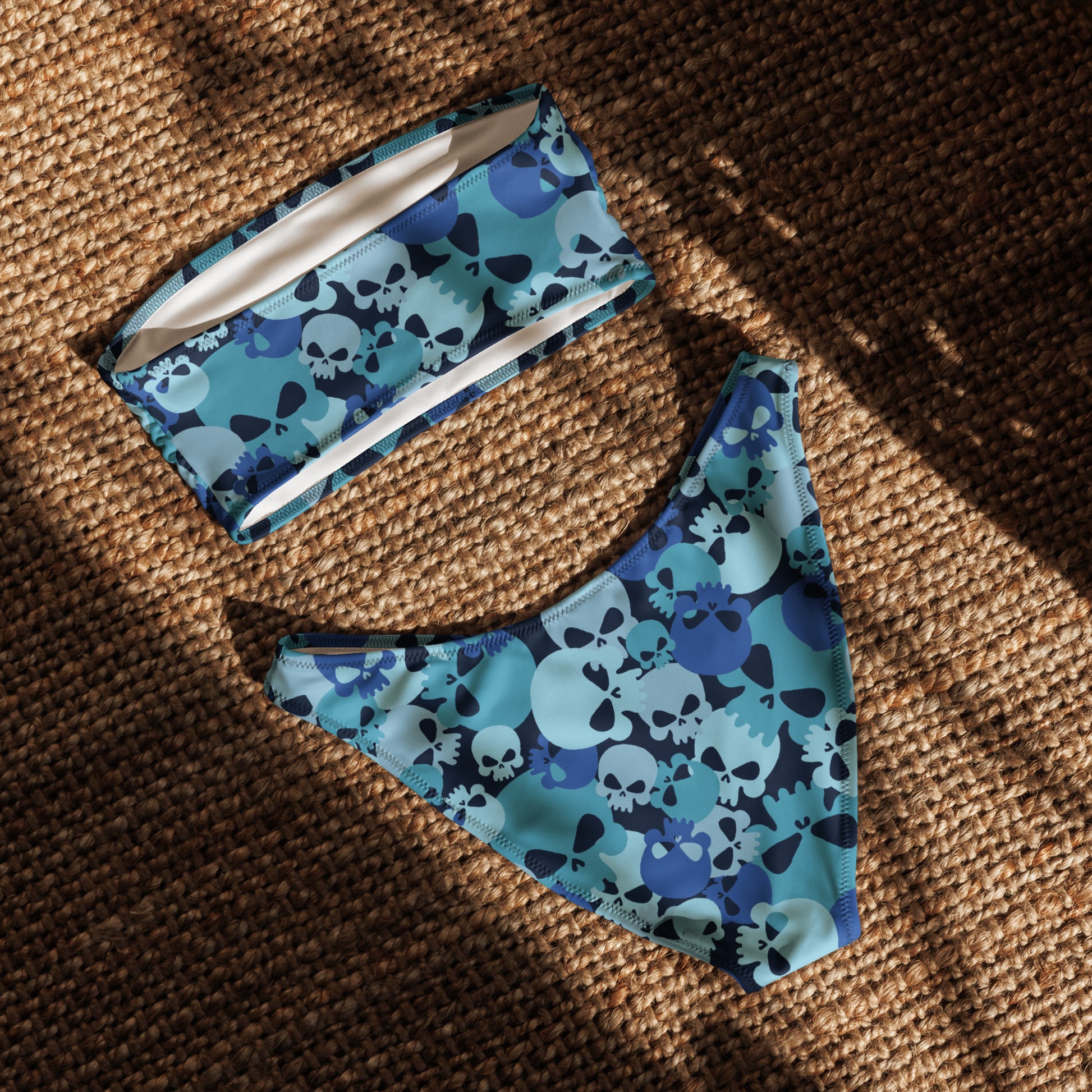 nachhaltiger-bandeau-bikini-blue-skull-recyceltes-material-mit-allover-druck-bikini-jlr-design-5 - JLR Design
