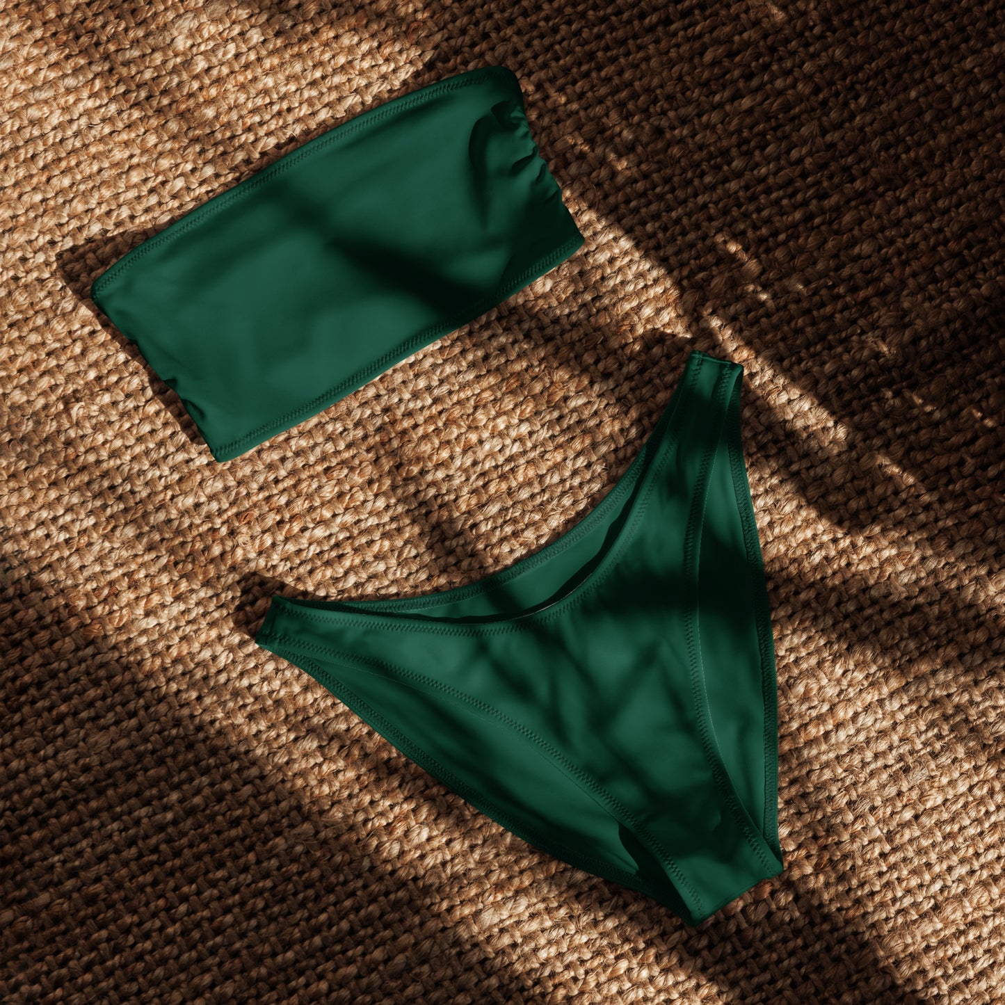 nachhaltiger-bandeau-bikini-british-racing-green-recyceltes-material-mit-allover-druck-bikini-jlr-design-4 - JLR Design