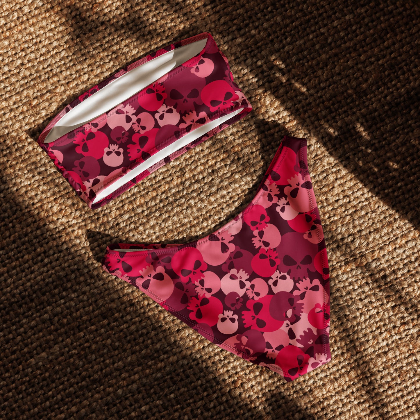 nachhaltiger-bandeau-bikini-crimson-skull-recyceltes-material-mit-allover-druck-bikini-jlr-design-5 - JLR Design
