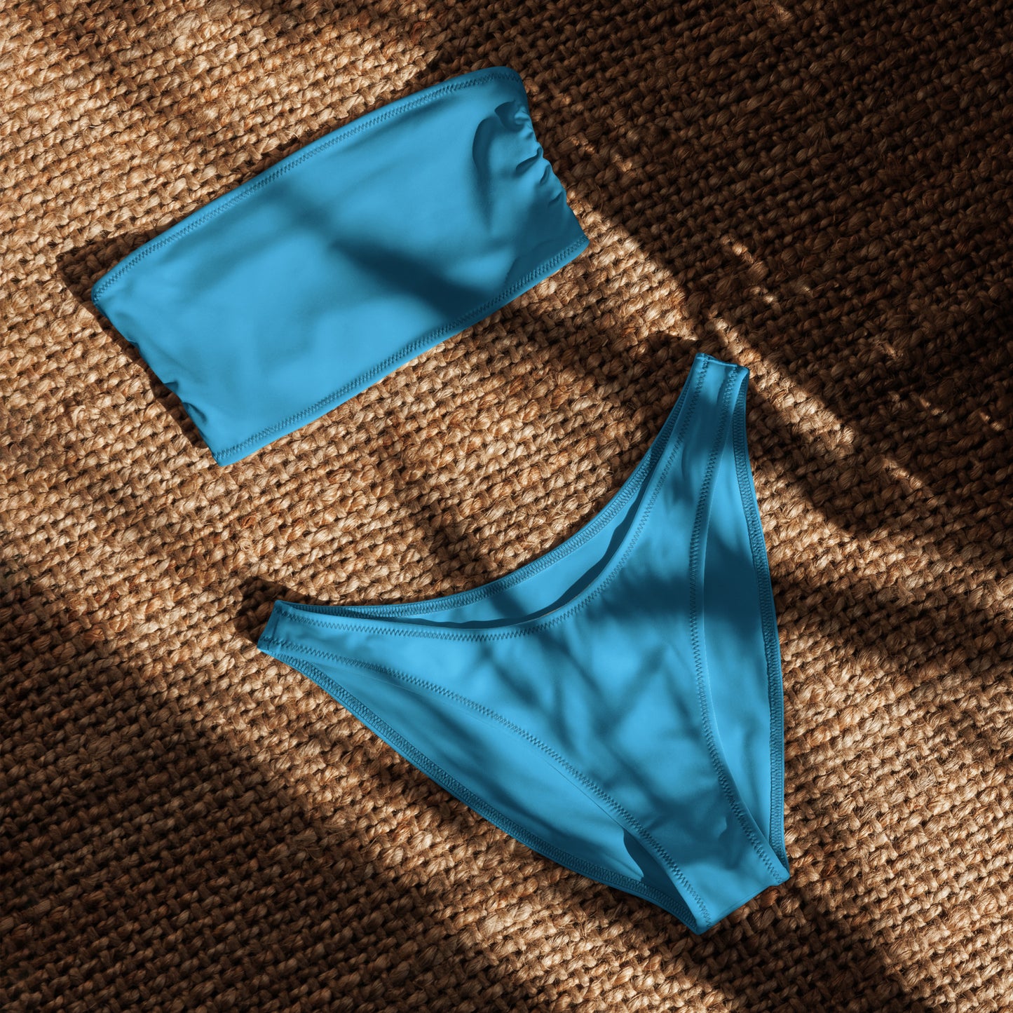 nachhaltiger-bandeau-bikini-deep-sky-blue-recyceltes-material-mit-allover-druck-bikini-jlr-design-4 - JLR Design