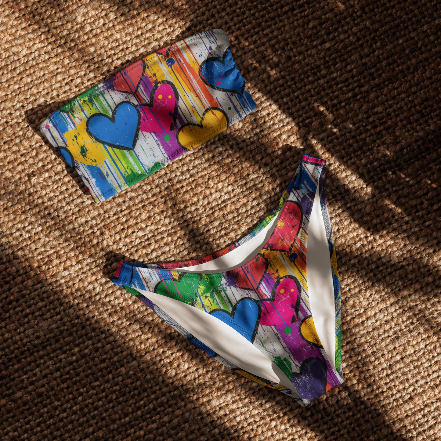 nachhaltiger-bandeau-bikini-graffiti-hearts-v1-recyceltes-material-mit-allover-druck-bikini-jlr-design-4 - JLR Design
