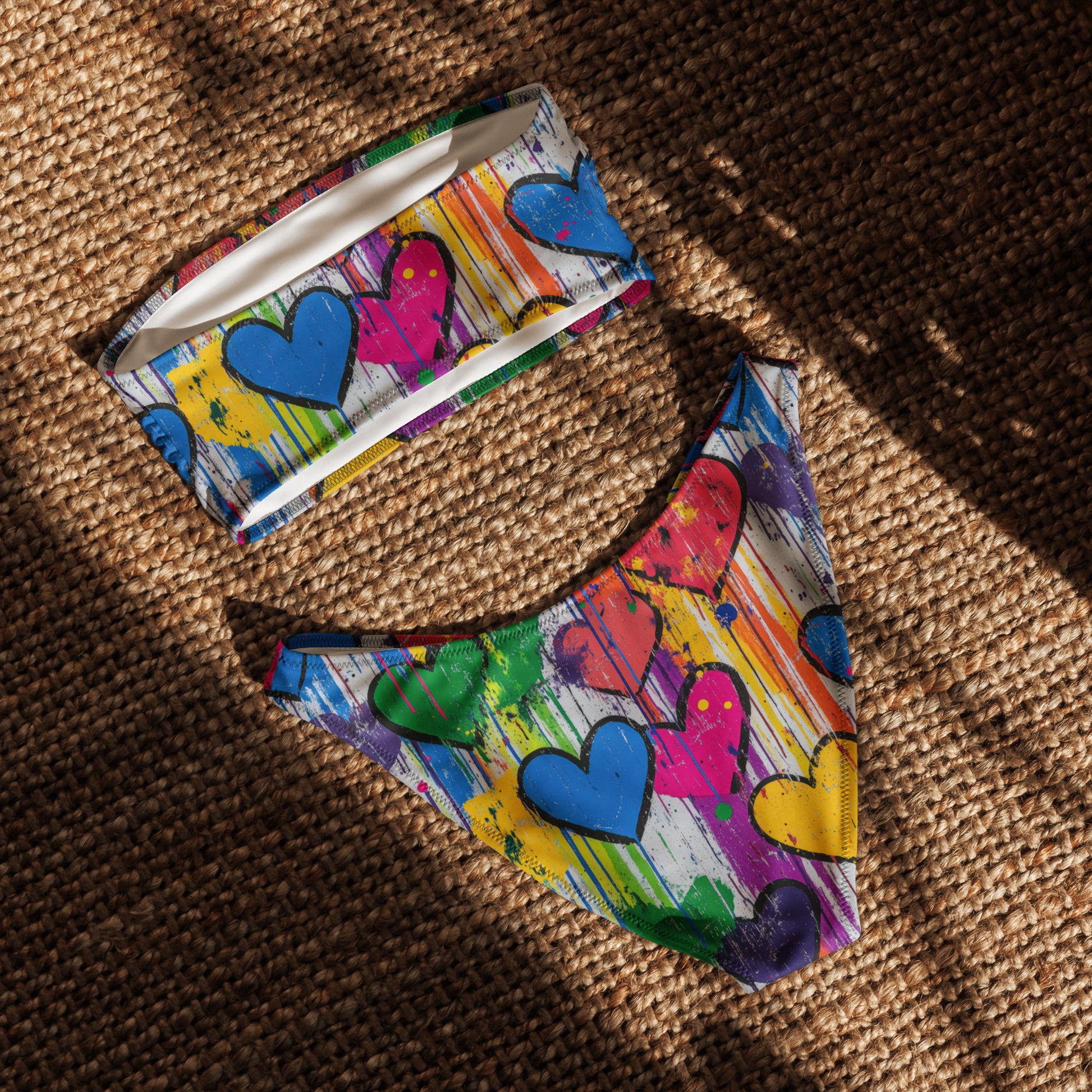 nachhaltiger-bandeau-bikini-graffiti-hearts-v1-recyceltes-material-mit-allover-druck-bikini-jlr-design-5 - JLR Design