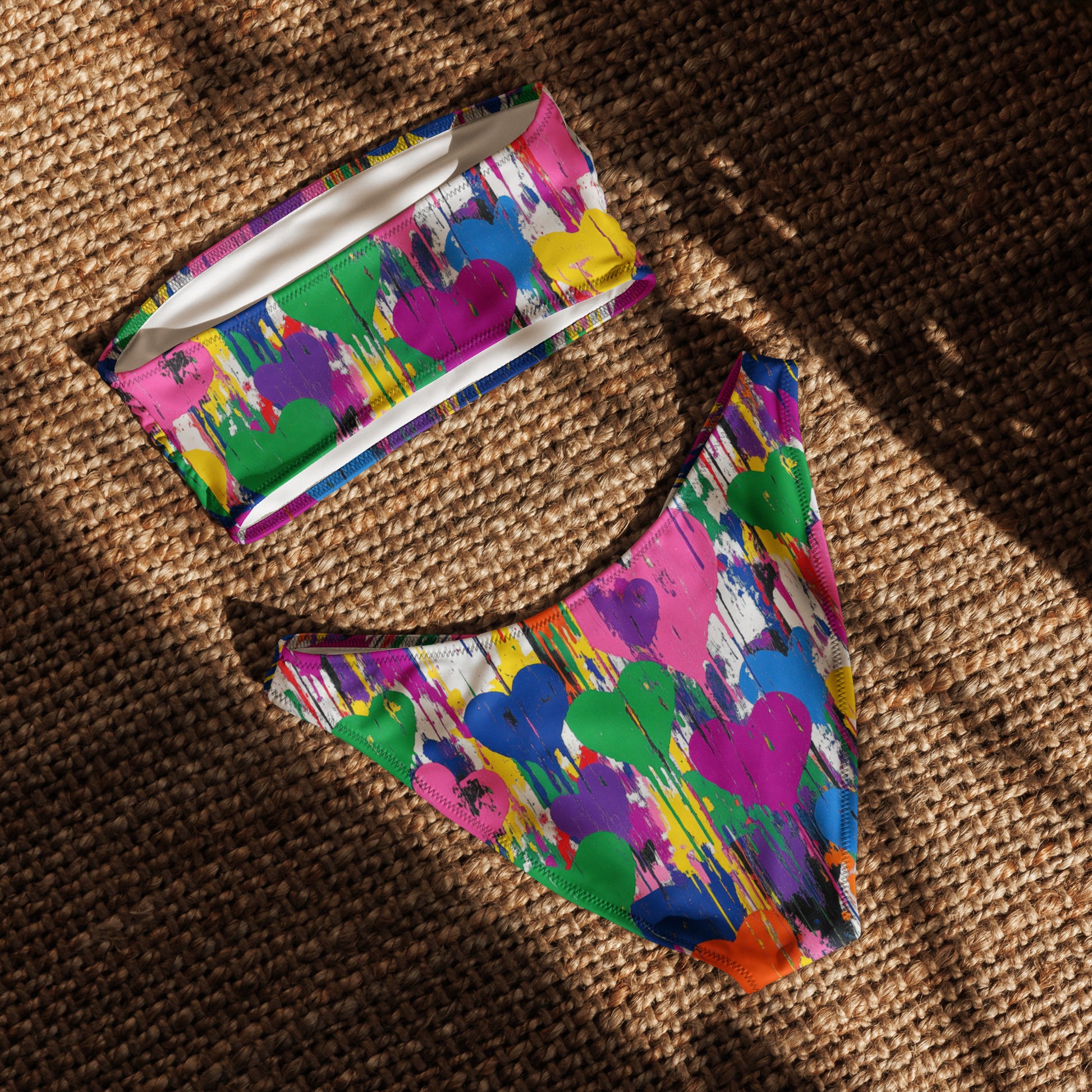 nachhaltiger-bandeau-bikini-graffiti-hearts-v2-recyceltes-material-mit-allover-druck-bikini-jlr-design-5 - JLR Design