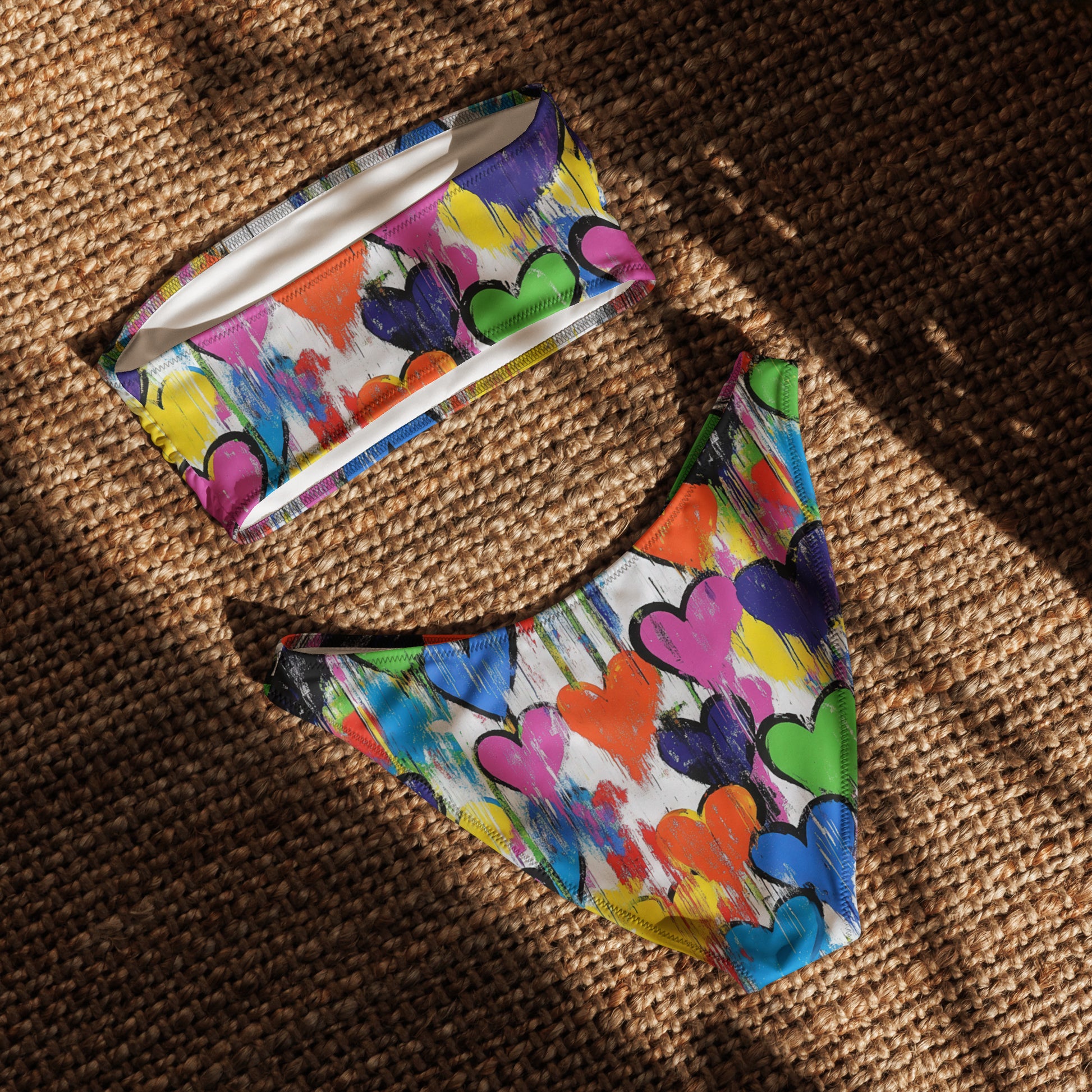 nachhaltiger-bandeau-bikini-graffiti-hearts-v3-recyceltes-material-mit-allover-druck-bikini-jlr-design-5 - JLR Design