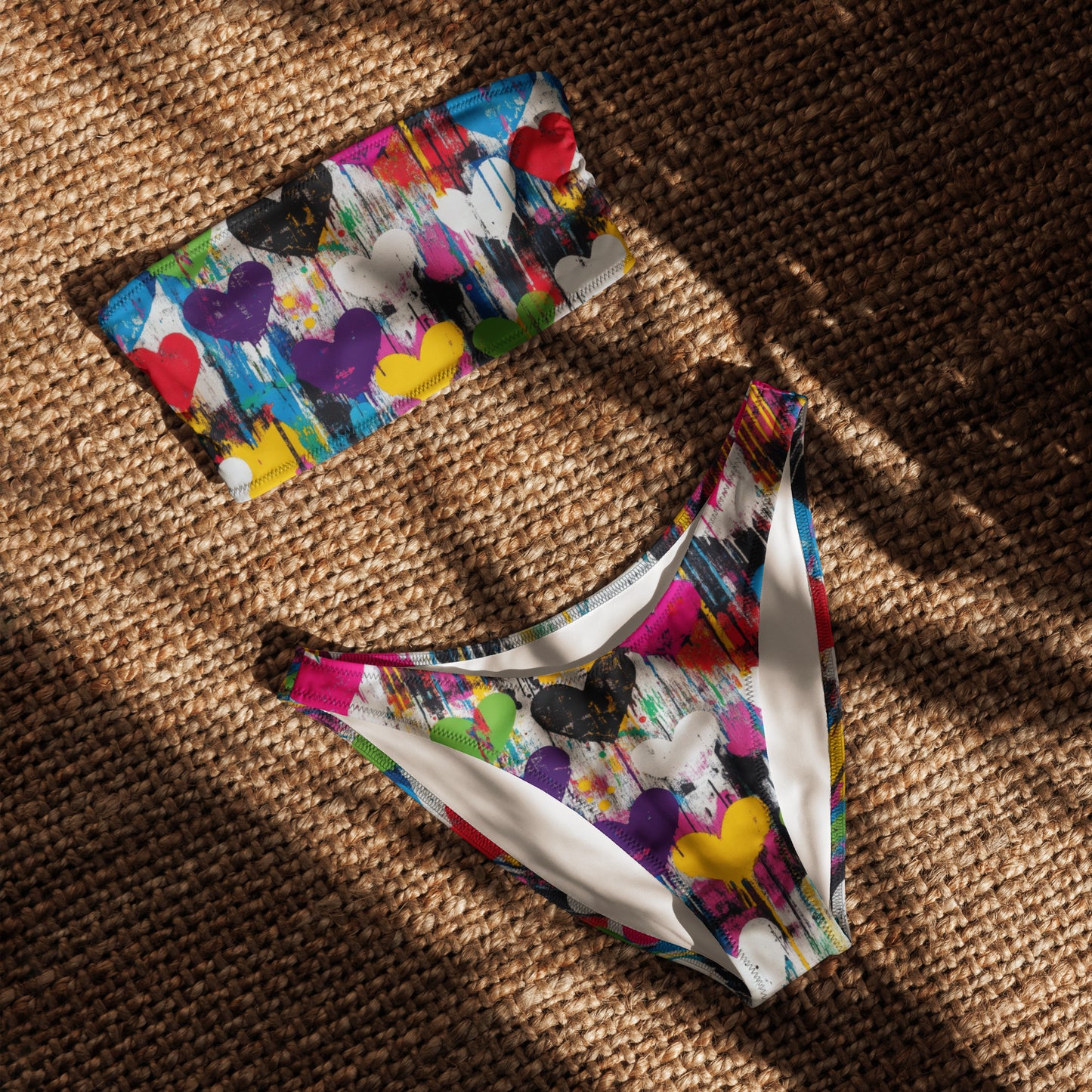 nachhaltiger-bandeau-bikini-graffiti-hearts-v4-recyceltes-material-mit-allover-druck-bikini-jlr-design-4 - JLR Design