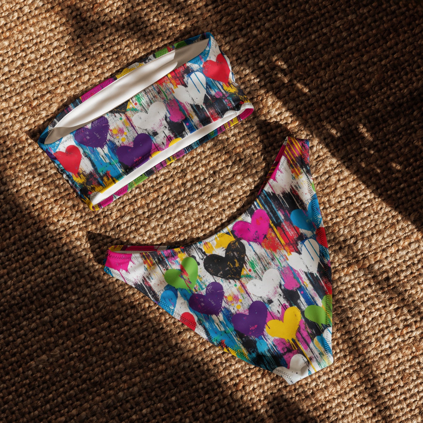 nachhaltiger-bandeau-bikini-graffiti-hearts-v4-recyceltes-material-mit-allover-druck-bikini-jlr-design-5 - JLR Design
