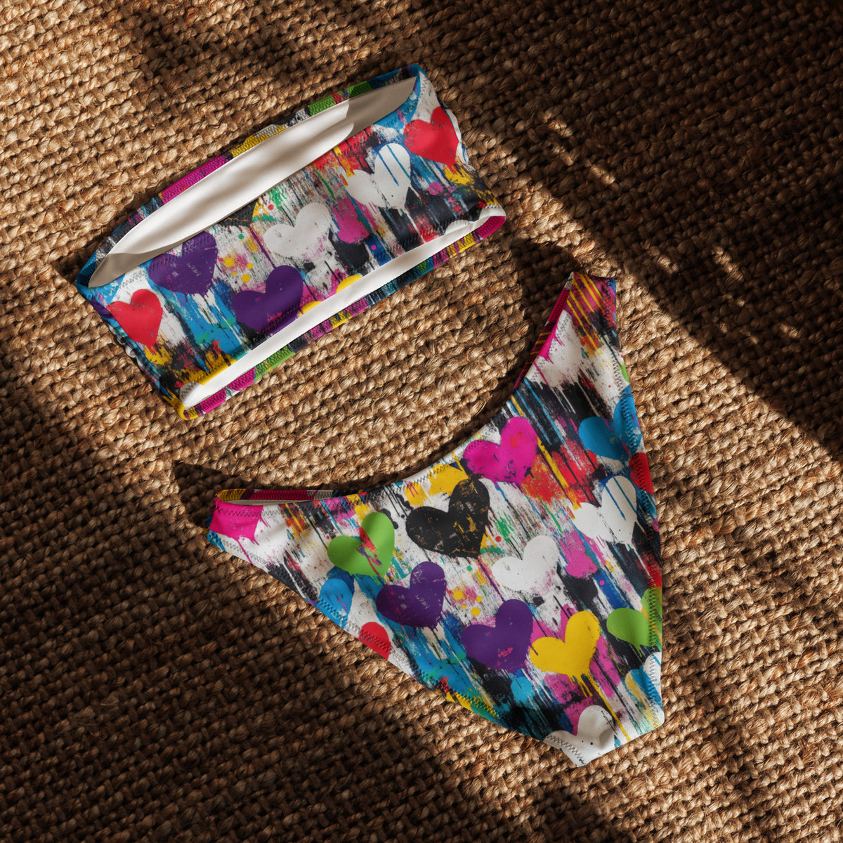 nachhaltiger-bandeau-bikini-graffiti-hearts-v4-recyceltes-material-mit-allover-druck-bikini-jlr-design-jlr-design-de-5 - JLR Design