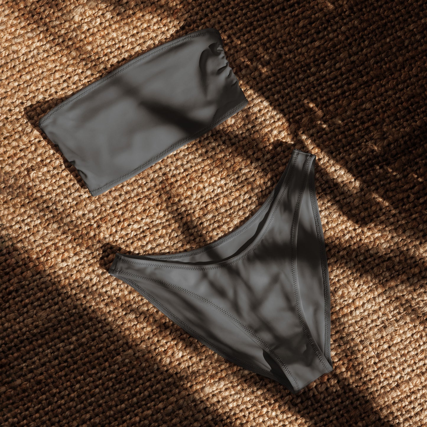 nachhaltiger-bandeau-bikini-grau-recyceltes-material-mit-allover-druck-bikini-jlr-design-3 - JLR Design