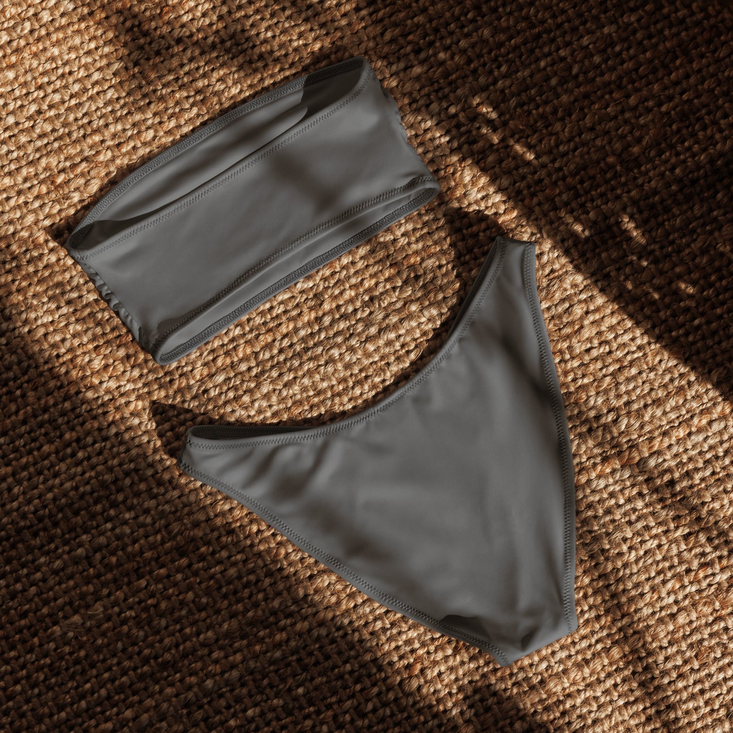 nachhaltiger-bandeau-bikini-grau-recyceltes-material-mit-allover-druck-bikini-jlr-design-4 - JLR Design