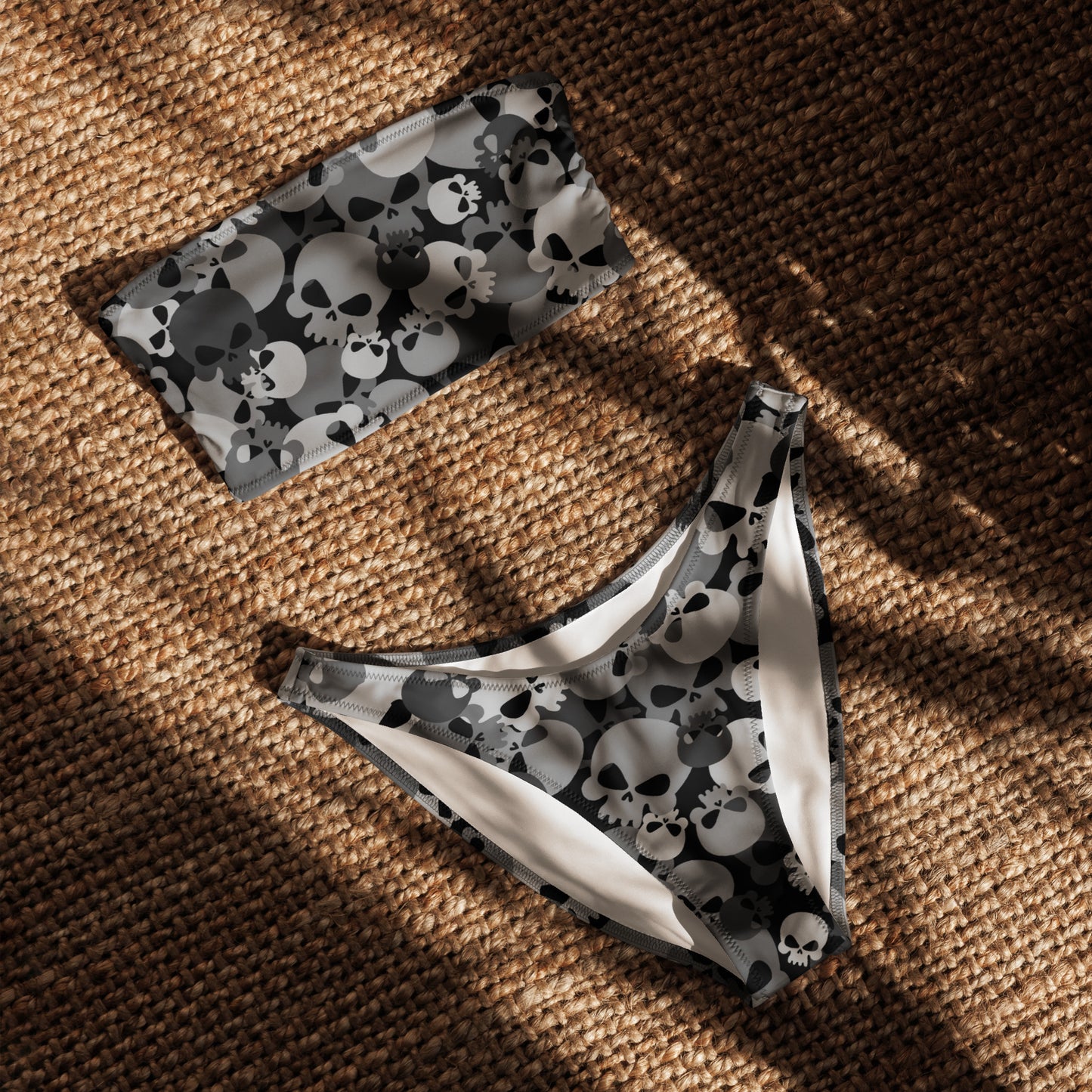 nachhaltiger-bandeau-bikini-gray-skull-recyceltes-material-mit-allover-druck-bikini-jlr-design-4 - JLR Design