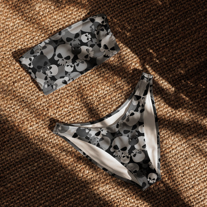 nachhaltiger-bandeau-bikini-gray-skull-recyceltes-material-mit-allover-druck-bikini-jlr-design-4 - JLR Design