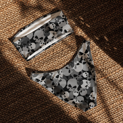 nachhaltiger-bandeau-bikini-gray-skull-recyceltes-material-mit-allover-druck-bikini-jlr-design-5 - JLR Design