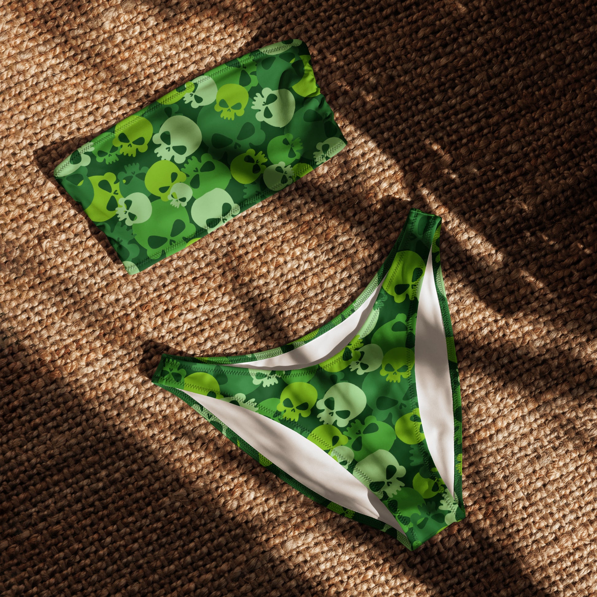 nachhaltiger-bandeau-bikini-green-skull-recyceltes-material-mit-allover-druck-bikini-jlr-design-4 - JLR Design