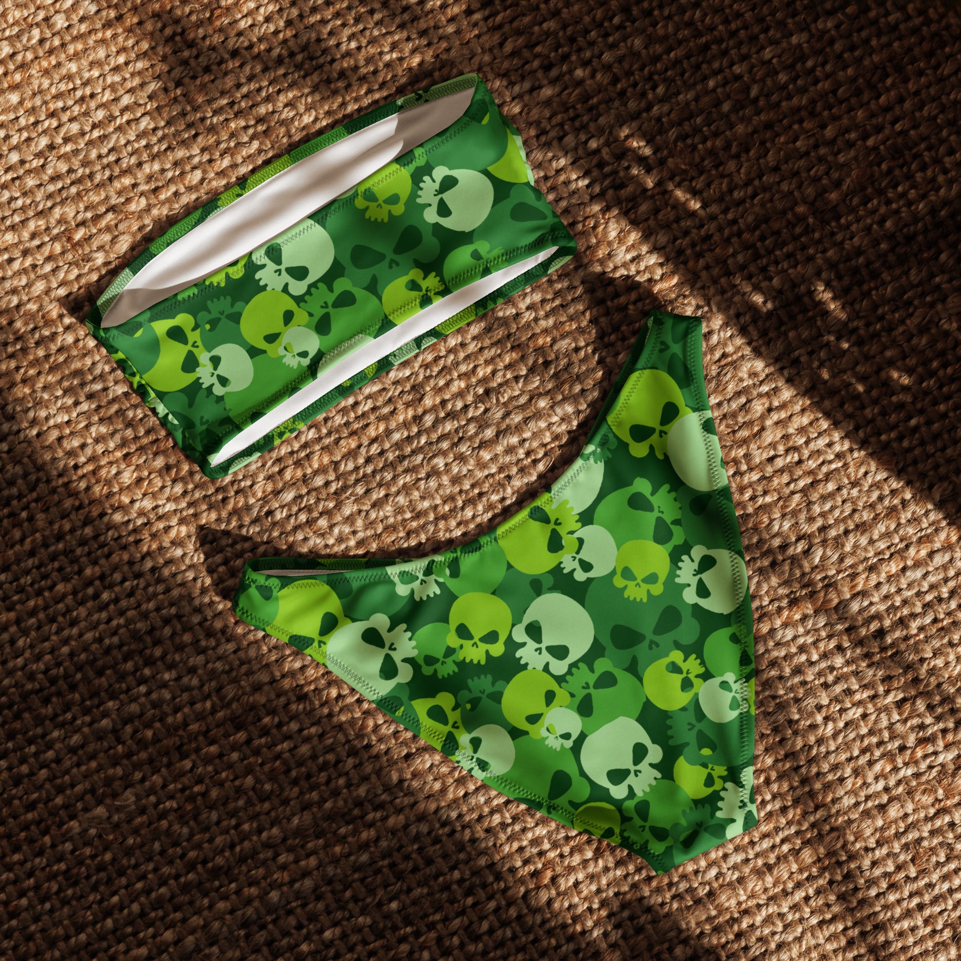 nachhaltiger-bandeau-bikini-green-skull-recyceltes-material-mit-allover-druck-bikini-jlr-design-5 - JLR Design