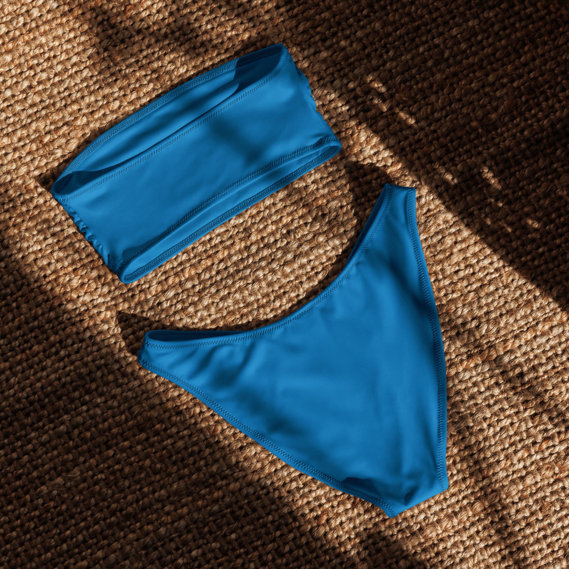 nachhaltiger-bandeau-bikini-navy-blue-recyceltes-material-mit-allover-druck-bikini-jlr-design-5 - JLR Design