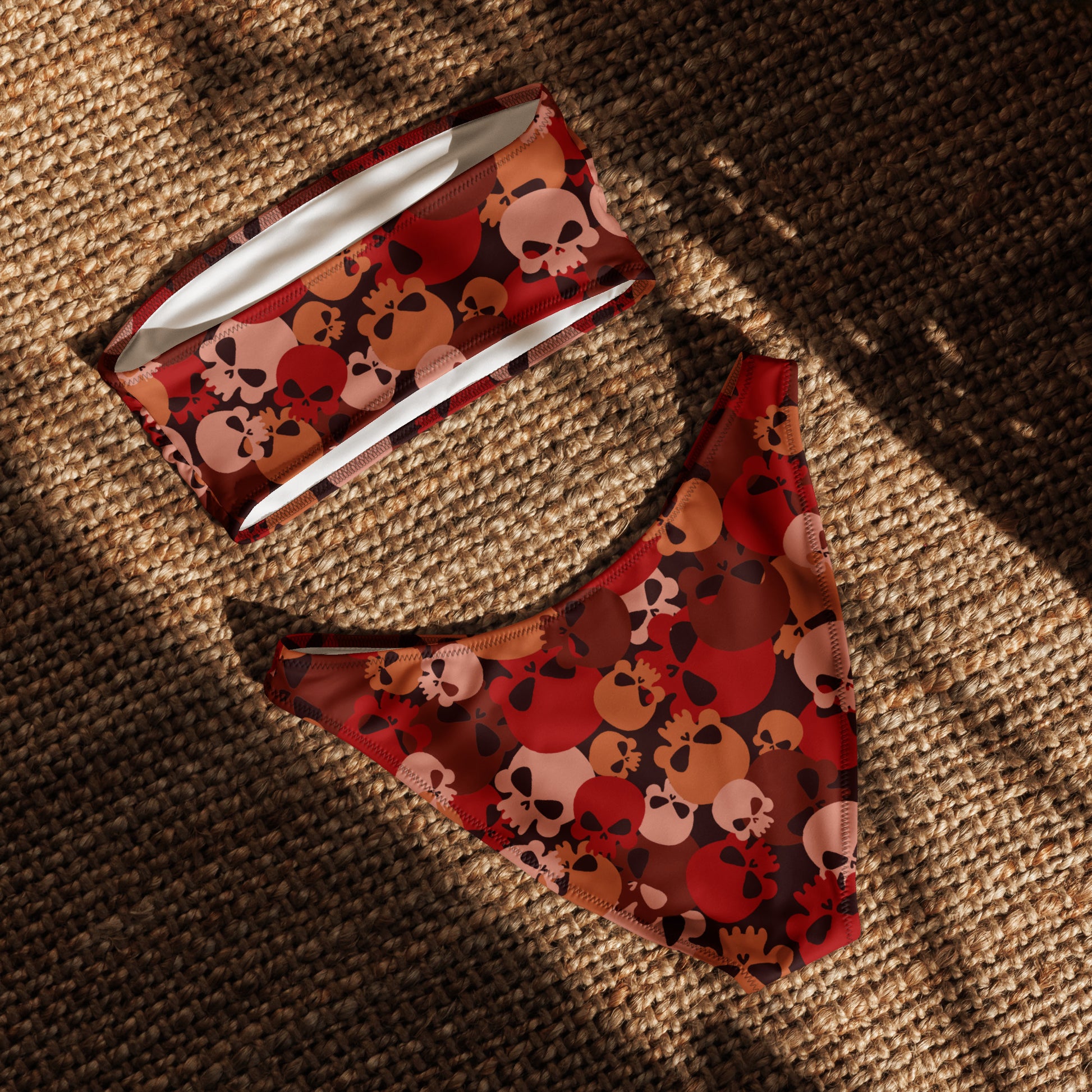 nachhaltiger-bandeau-bikini-red-skull-recyceltes-material-mit-allover-druck-bikini-jlr-design-5 - JLR Design