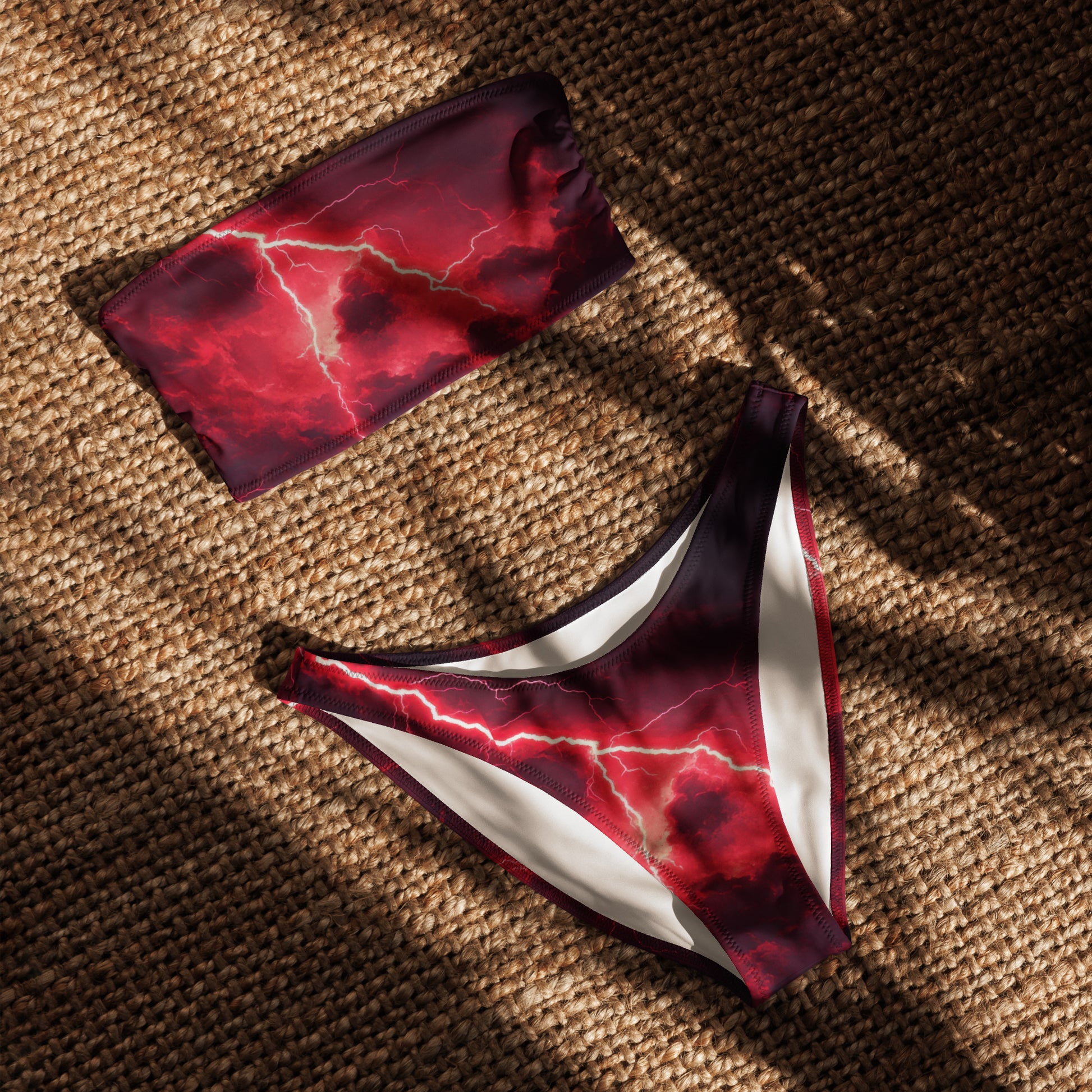 nachhaltiger-bandeau-bikini-red-thunderbolt-recyceltes-material-mit-allover-druck-bikini-jlr-design-4 - JLR Design