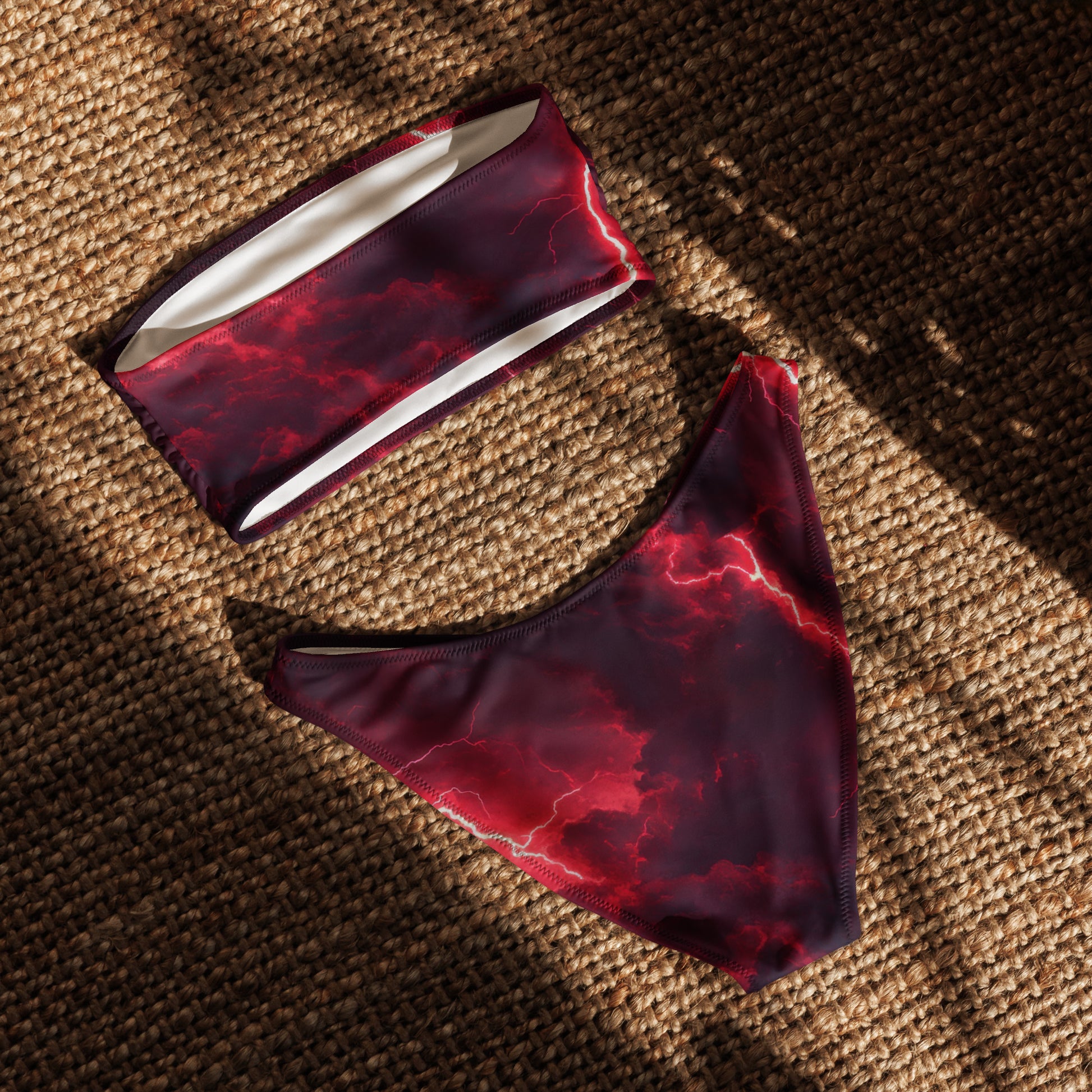 nachhaltiger-bandeau-bikini-red-thunderbolt-recyceltes-material-mit-allover-druck-bikini-jlr-design-5 - JLR Design