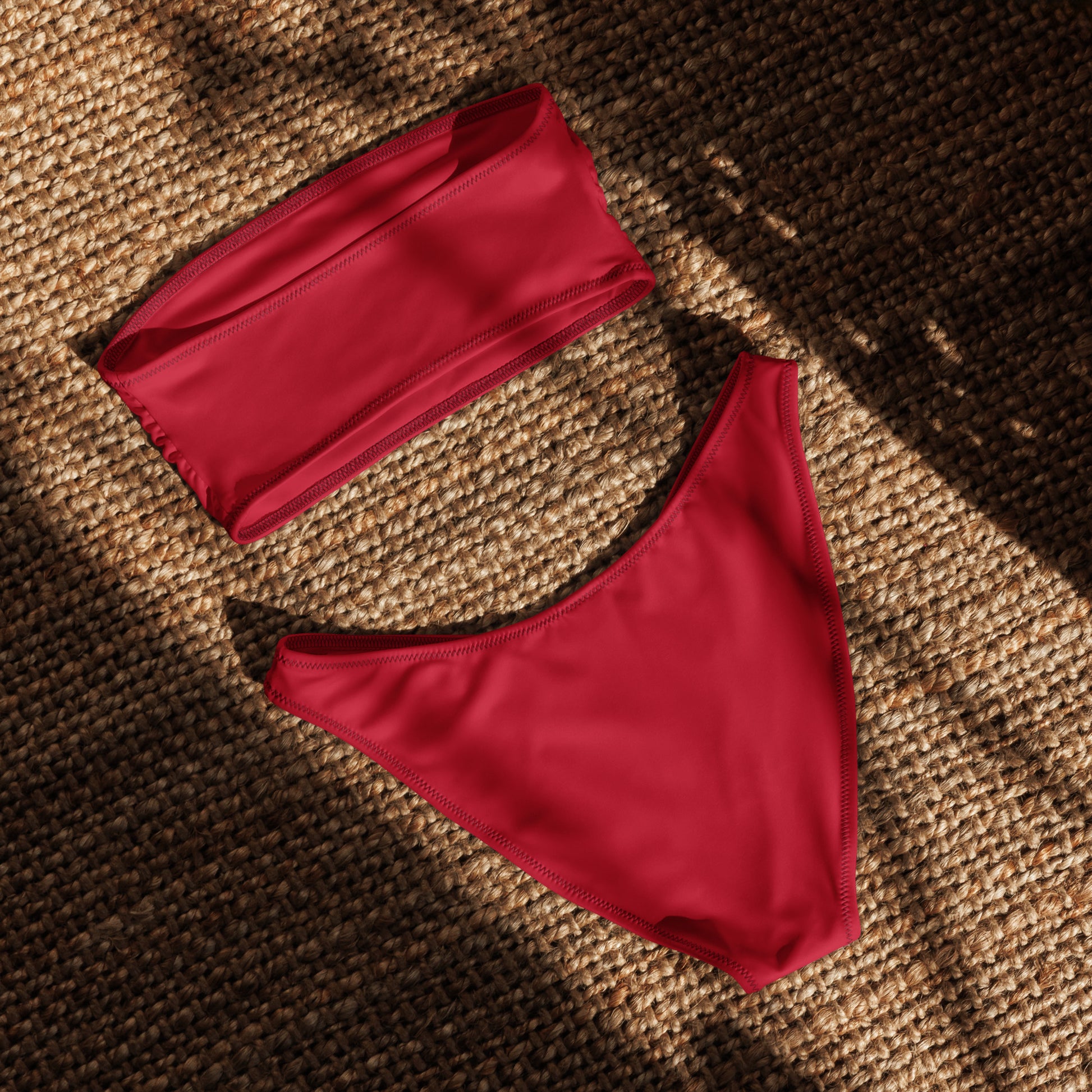 nachhaltiger-bandeau-bikini-rot-recyceltes-material-mit-allover-druck-bikini-jlr-design-5 - JLR Design