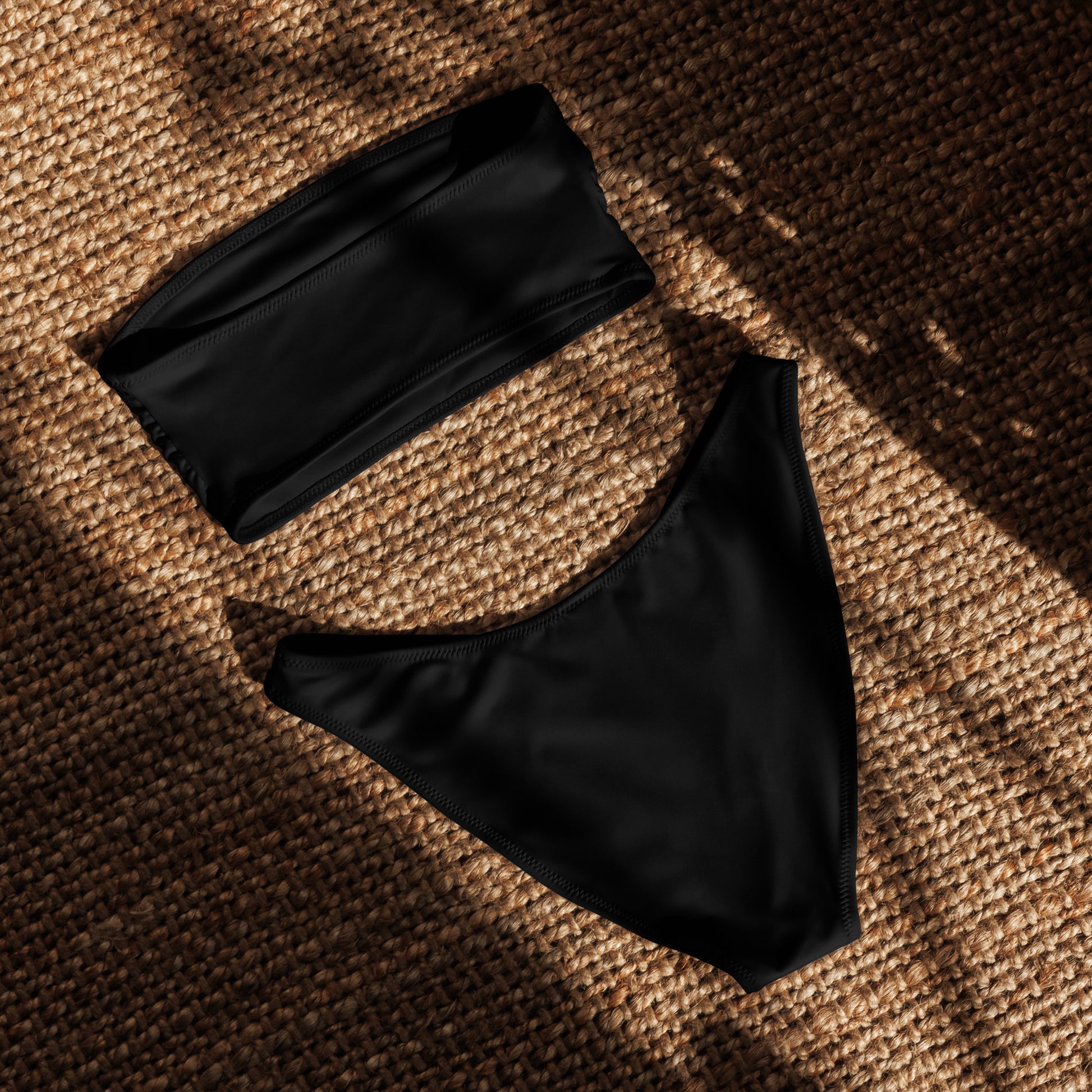 nachhaltiger-bandeau-bikini-schwarz-recyceltes-material-mit-allover-druck-bikini-jlr-design-5 - JLR Design