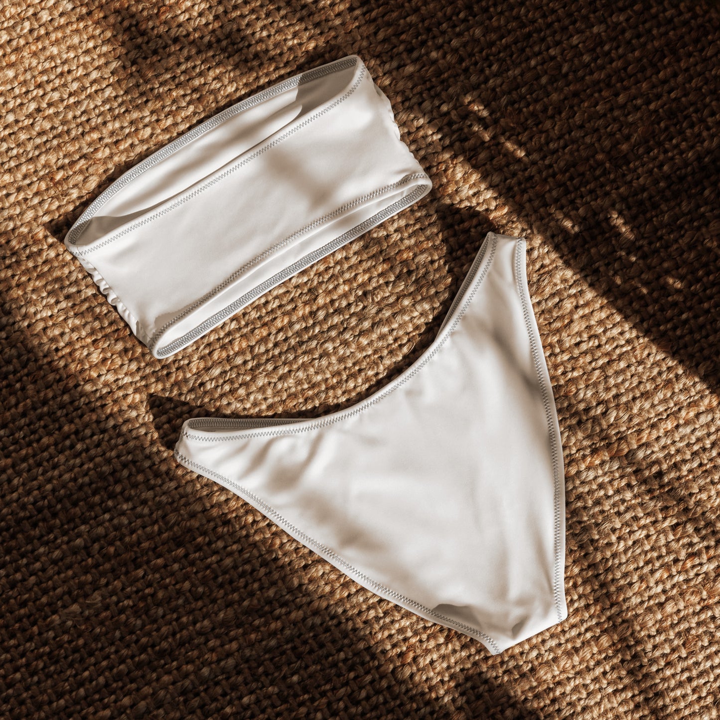 nachhaltiger-bandeau-bikini-weiss-recyceltes-material-mit-allover-druck-bikini-jlr-design-5 - JLR Design