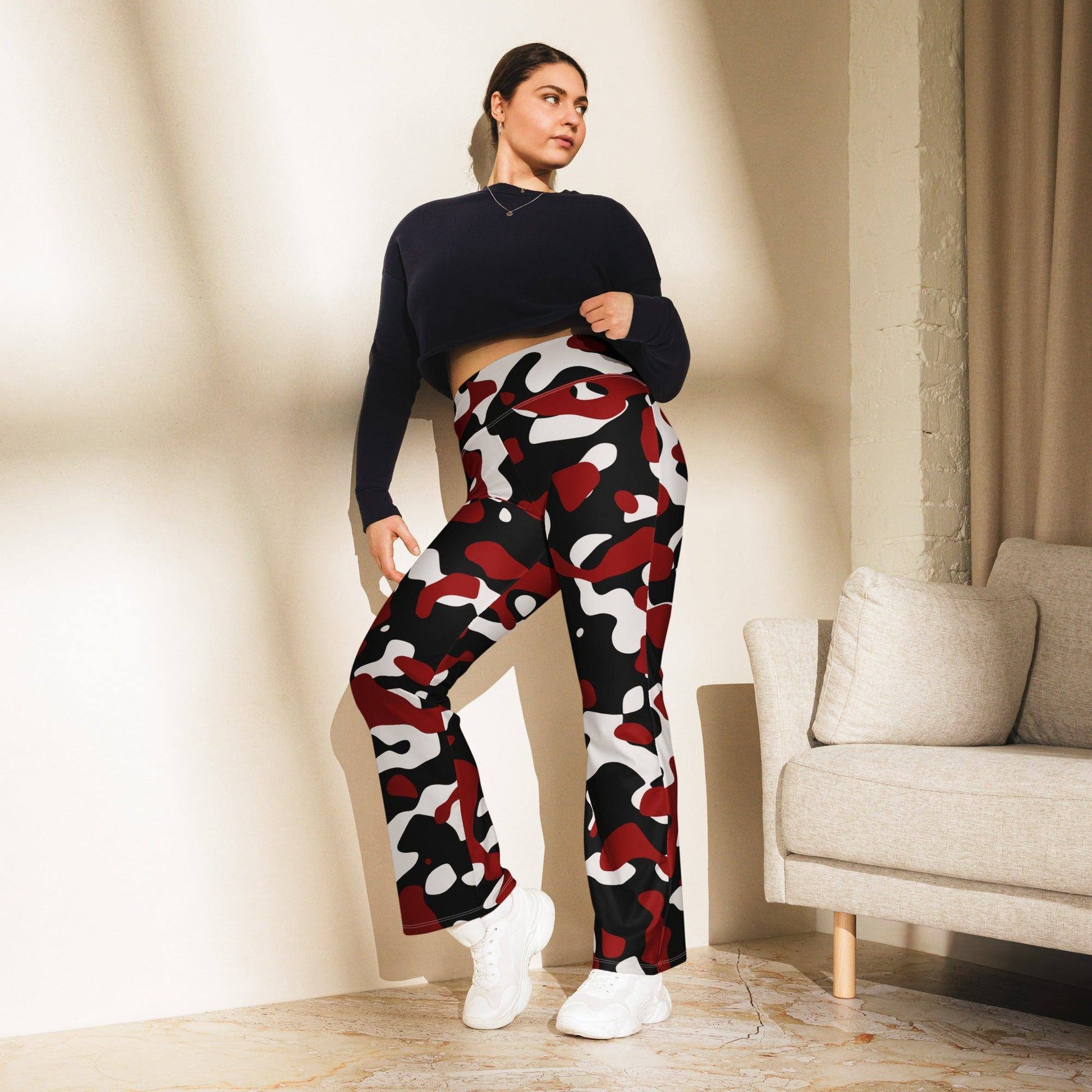 schwarz-rot-weiss-camouflage-high-waist-flare-leggings-flare-leggings-jlr-design-1 - JLR Design