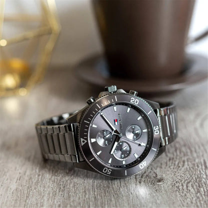 tommy-hilfiger-larson-1791918-herrenuhr-graue-pvd-eleganz-and-multifunktion-markenuhren-jlr-design-5 - JLR Design