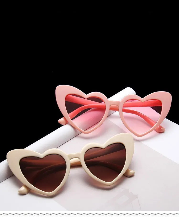 trendige-herz-sonnenbrille-retro-style-ikonische-festival-brille-mit-uv400-schutz-brille-jlr-design-1 - JLR Design
